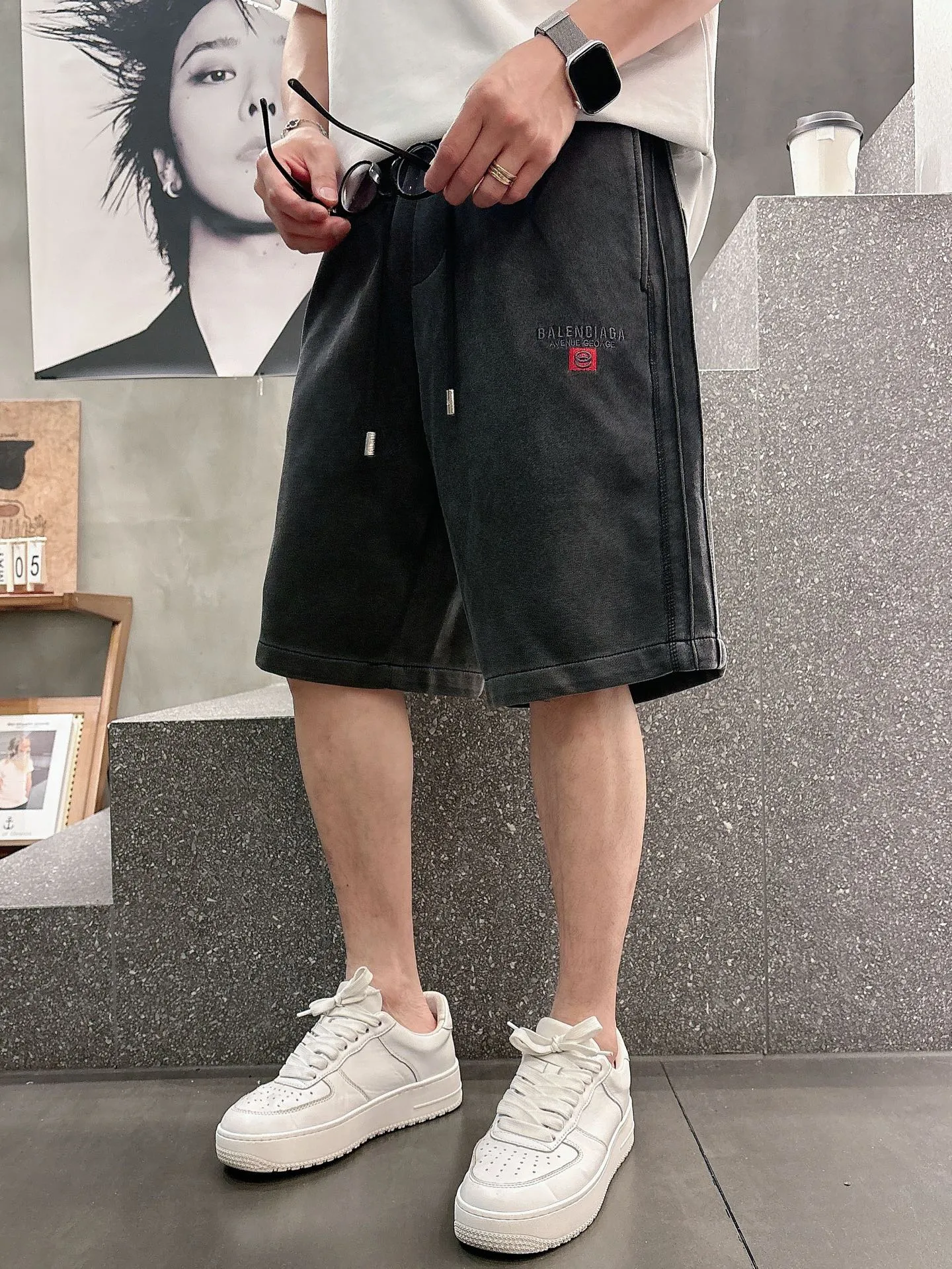 Balenciaga's three-standard complete 2026 summer New Arrival men's casual shorts, advanced custom-made Breathable fabric, Breathable fabric, extremely stretchy and comfortable, impeccable details, top-grade accessories, original logo design concept, delicate and soft feel! The upper body fit is awesome! Size: M-XXXL Please state your height and weight when ordering